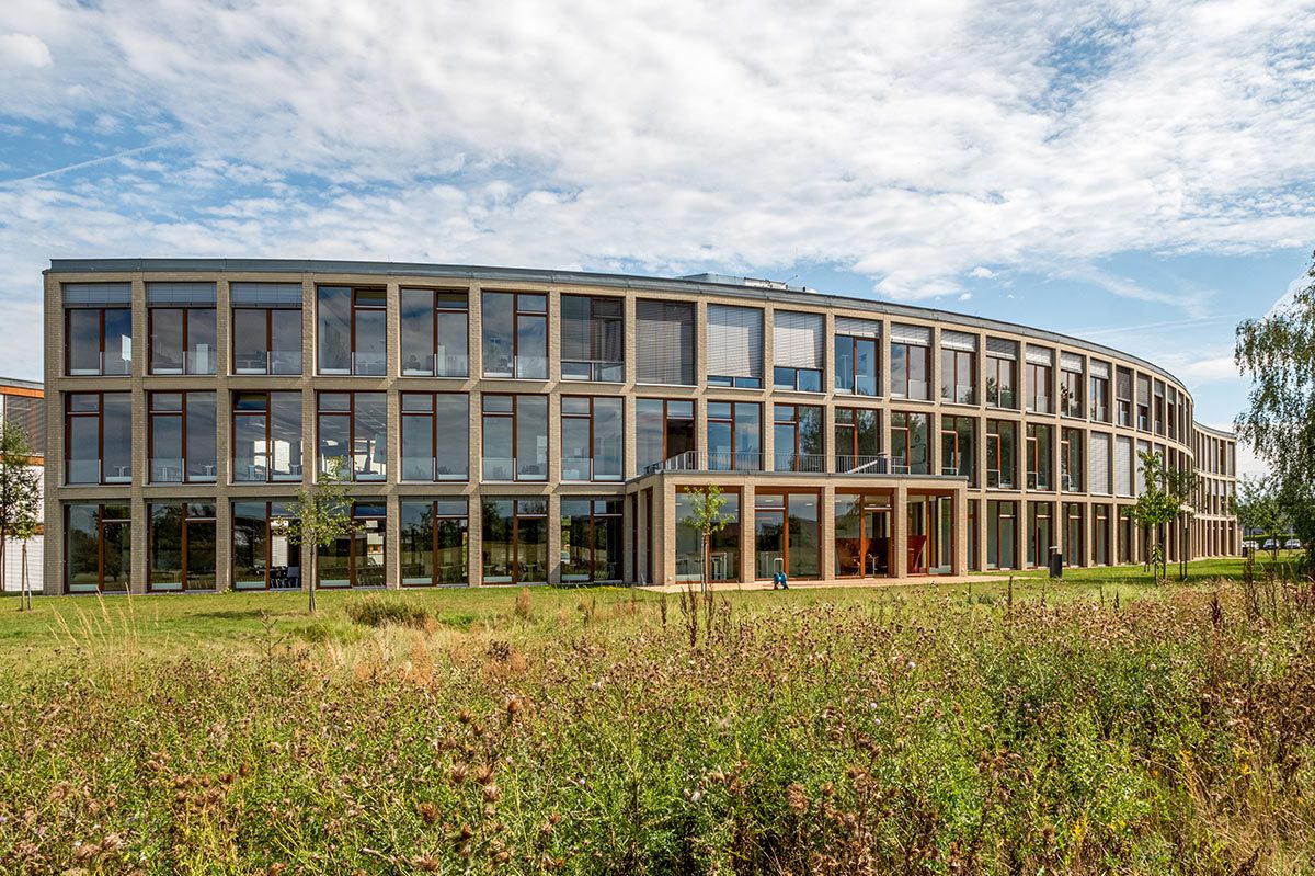 Das Foto zeigt ein modernes Gebäude der FOM Hochschule in Münster