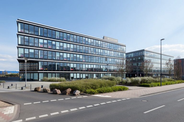 The photo shows an office complex rented by NetCologne, Deerns and Formart