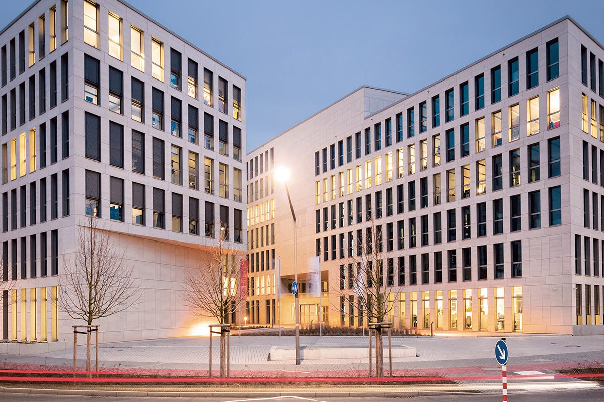 Das Foto zeigt ein modernes Bürogebäude in Ratingen