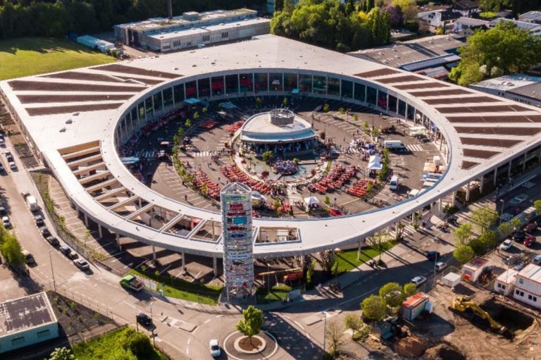 Das Foto zeigt ein 2017 fertig gestelltes Fachmarktzentrum in Hanau