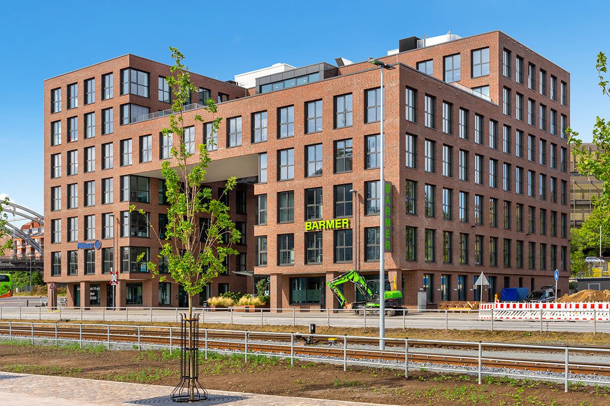 Das Foto zeigt den Neubau eines Bürogebäudes in Kiel, der von der Barmer GEK gemietet wird