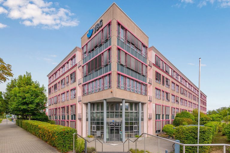 Das Foto zeigt eine Büroimmobilie in Mainz, das in den 1990er Jahre erbaut wurde