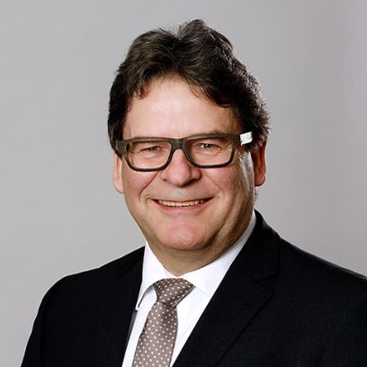 The portrait photo of Rolf Glessing, member of the Supervisory Board of Hamborner REIT AG