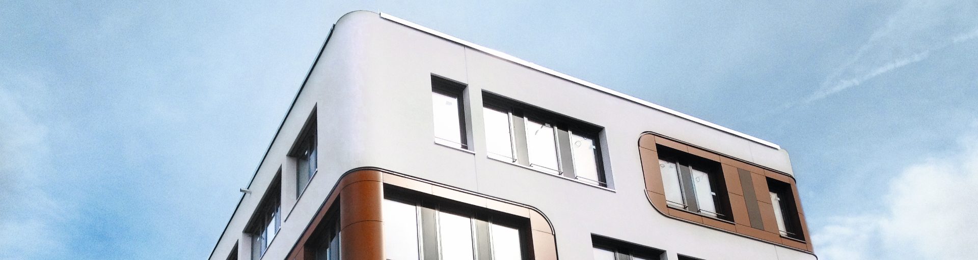 Das Foto zeigt den kontemporären Neubau eines Bürogebäudes in München