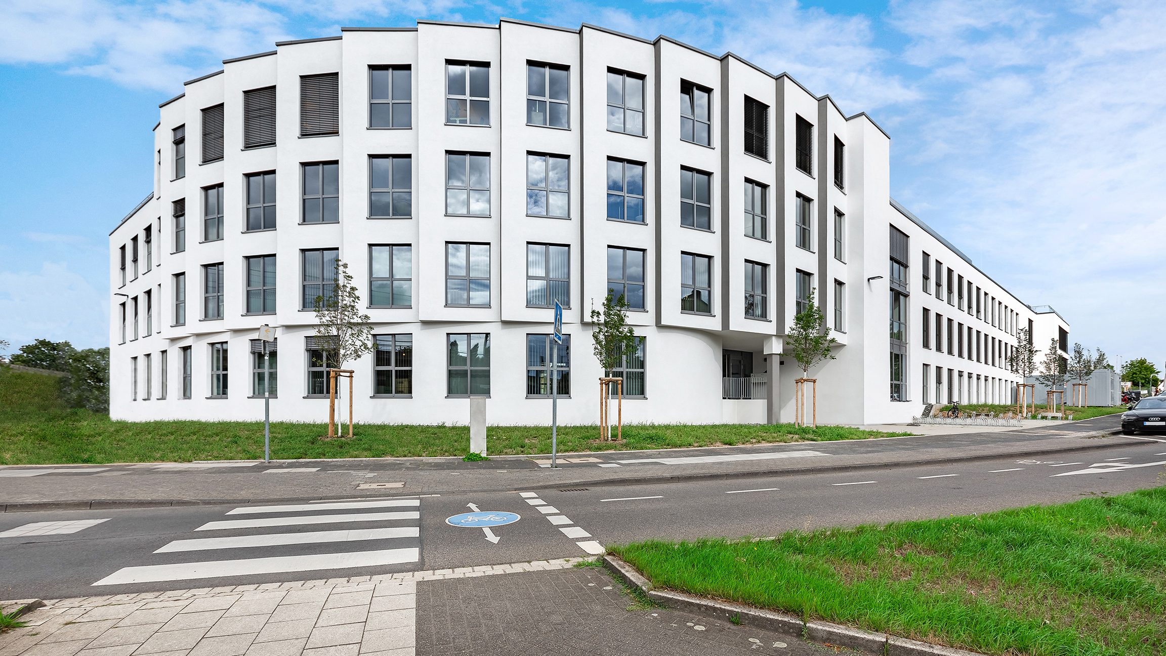 Das Foto zeigt ein kontemporäres Bürogebäude in Bonn