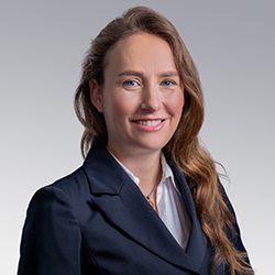 The portrait photo of Jacqueline Steuer, responsible for Investor Relations and Public Relations at Hamborner Reit AG