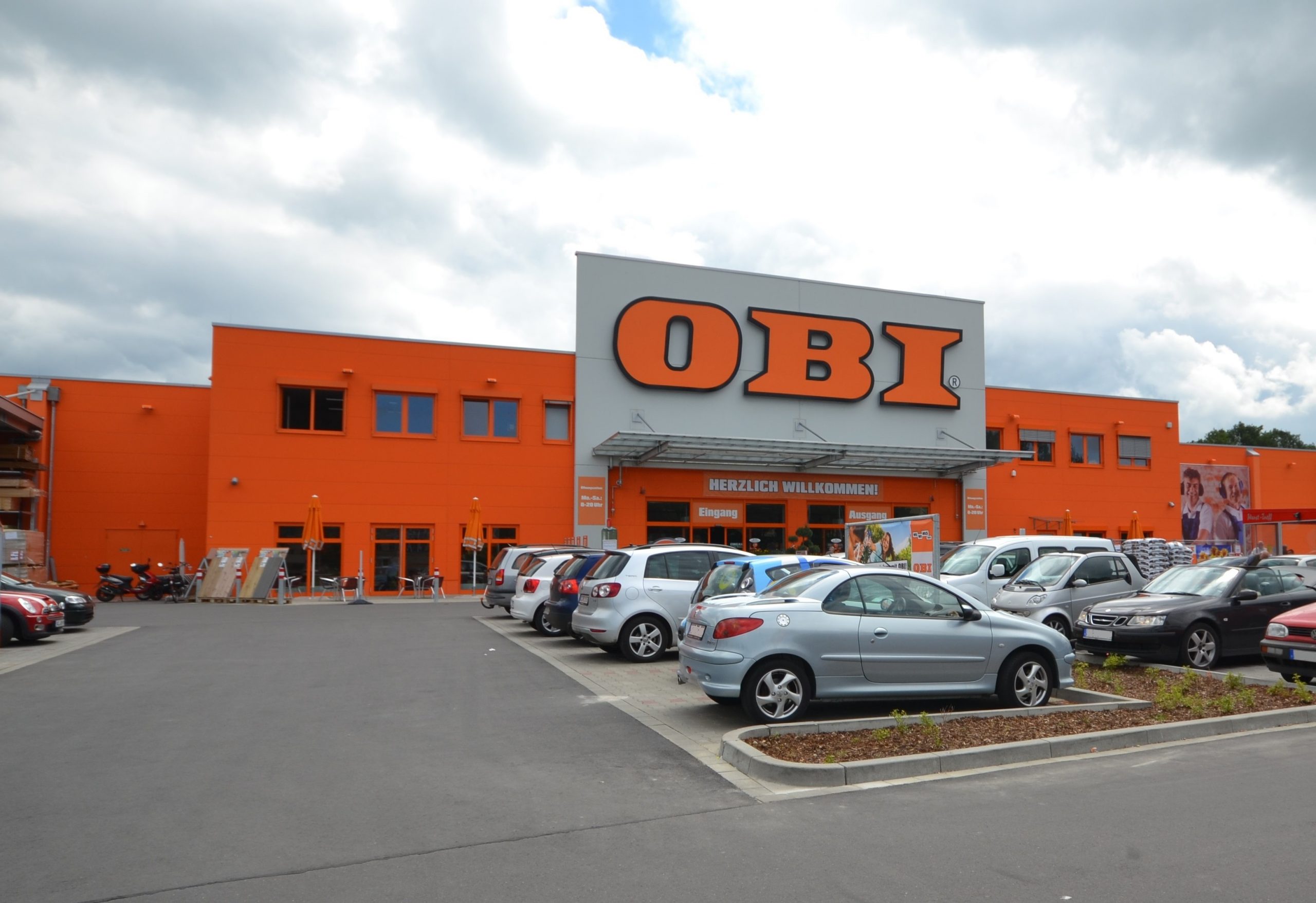 Das Foto zeigt einen OBI-Baumarkt in Aachen