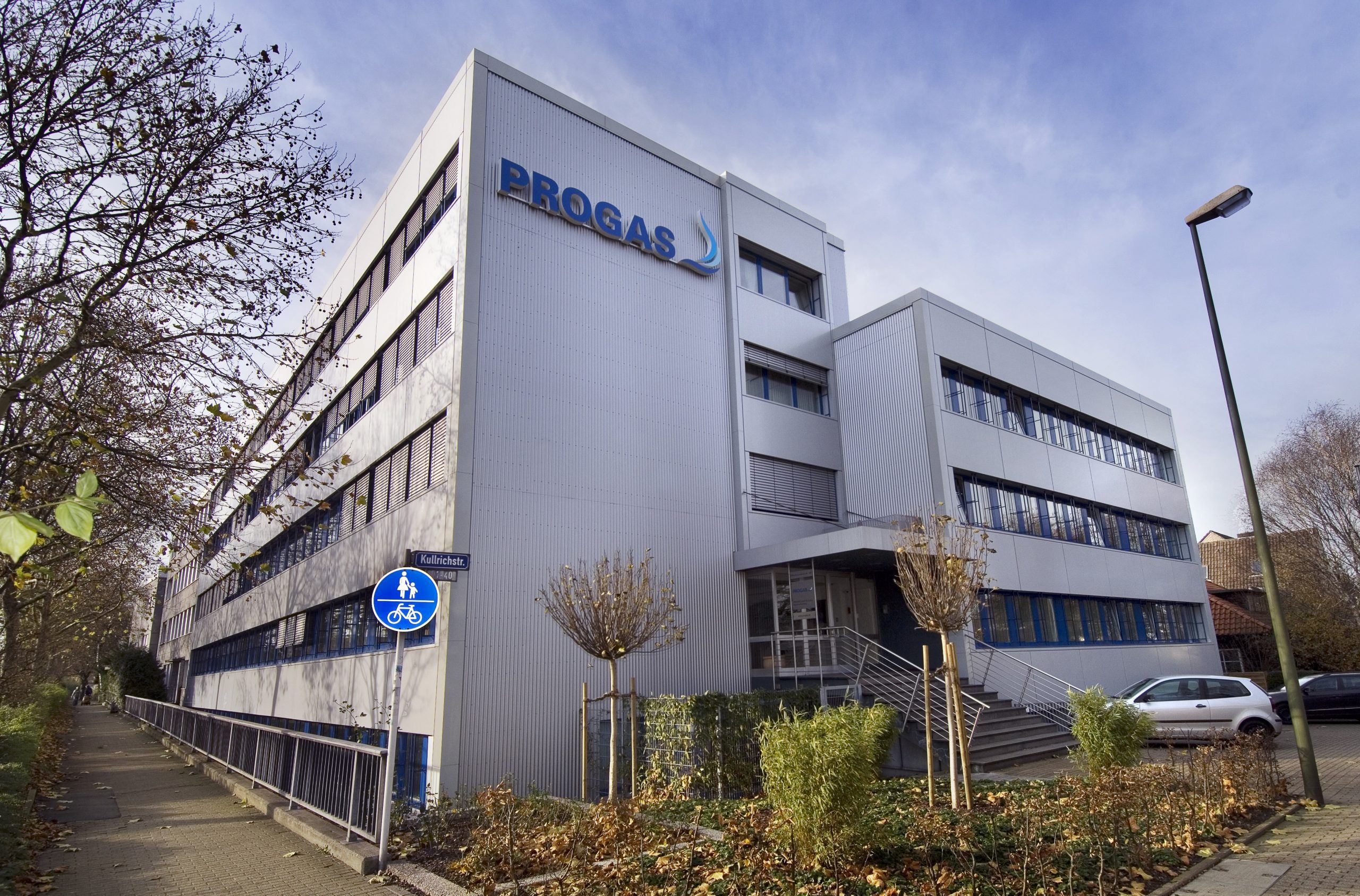 Das Foto zeigt ein kontemporäres Bürogebäude in Dortmund