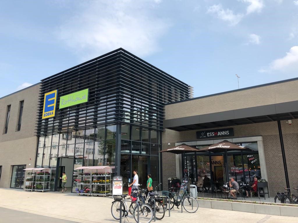 The photo shows a contemporary department store in Lengerich.
