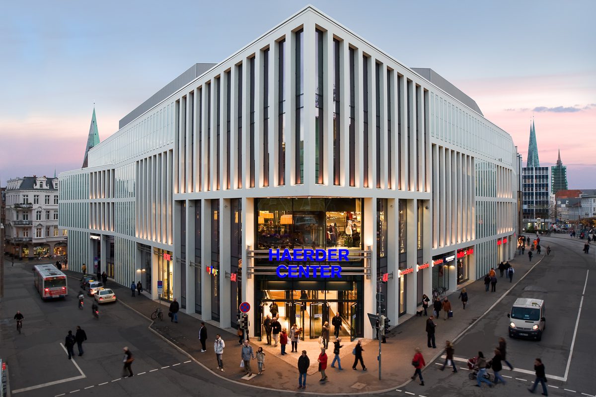Das Foto zeigt ein modernes Kaufhaus in der Lübecker Innenstadt