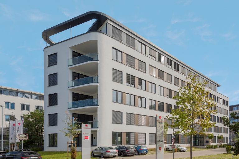 Das Foto zeigt den Neubau eines kontemporären Bürogebäudes in Neu-Isenburg