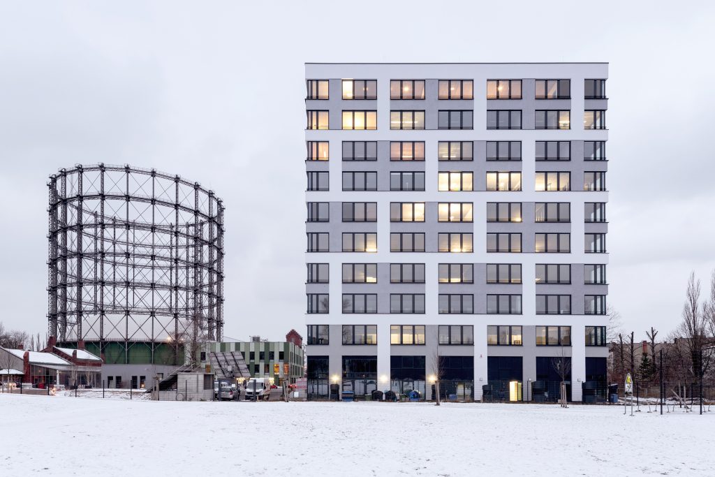 Das Foto zeigt die Frontalansicht eines kontemporären Bürogebäudes in Berlin