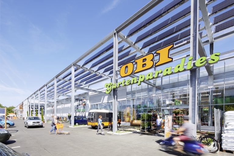 Ein moderner OBI-Baumarkt in Freiburg